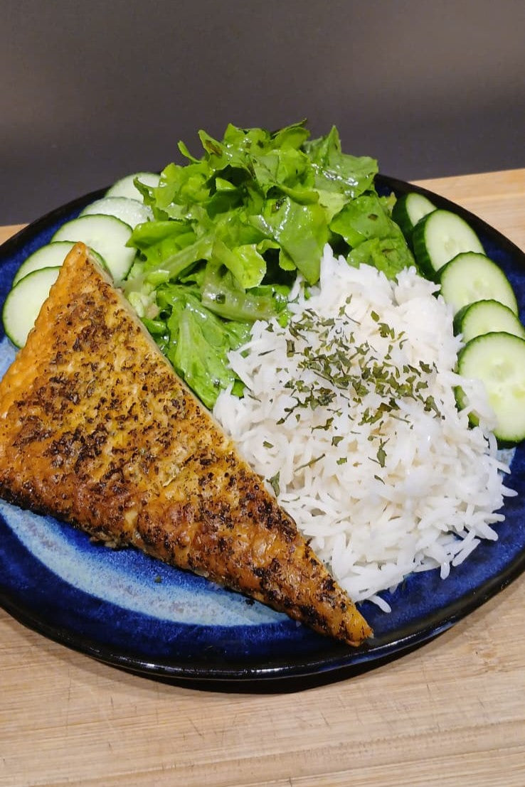 Ausgefallen marinierter Tempeh mit Reis und asiatischem Salat