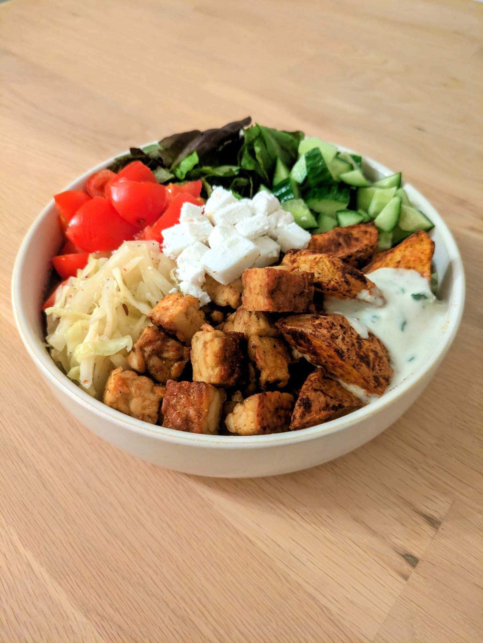 Gyros Bowl mit Tempeh & Ofenkartoffeln