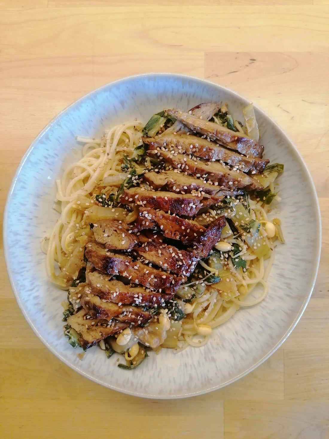 Sesam-Mangold-Pasta mit knusprigem Seitan